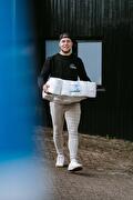 Super Service medewerker met toiletpapier– sanitaire service voor bedrijven